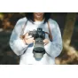Sigma 17-40mm f/1.8 DC Art objektīvs Canon RF bezspoguļu kamerām ar ātru atvērumu, turēts portreta skatījumā, izceļot priekšējo elementu un kontroles gredzenu precīzai APS-C fotogrāfijai