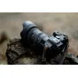Sigma 17-40mm f/1.8 DC Art objekts lēca Canon RF bezspoguļu kamerām ar aizsardzību pret apstākļiem un piestiprinātu lēcu čepuri