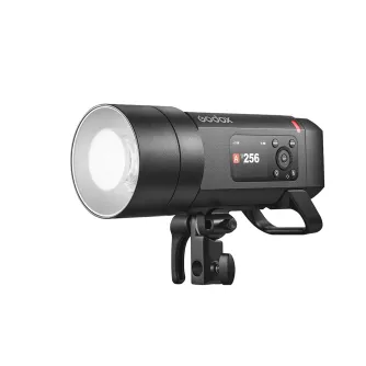 Батарейный вспышка Godox Witstro AD400 Pro II TTL, установленный на штативе, с цифровым экраном, показывающим 'A 1/256', с прикрепленным адаптером Bowens, на простом белом фоне.