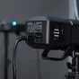 Aizmugures skats uz Godox Witstro AD400 Pro II TTL akumulatora zibspuldzi ar pievienotu strāvas kabeli