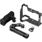 SMALLRIG 6026 Advanced Cage Kit for Sony Alpha 7 V/7R V/7 IV, ar melnu gumu top handle, galvenu alūzijas ķēdes gabali, pēdāku pēdienu un montažu slēnu, parādīti kā atseparīgi daļas.