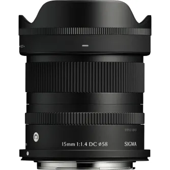 Sigma 15mm f/1.4 DC Contemporary Canon RF APS-C ultraplatā primes objekīvs priekšējā skata ar fokusa gredzenu un aizsardzību pret apstākļiem