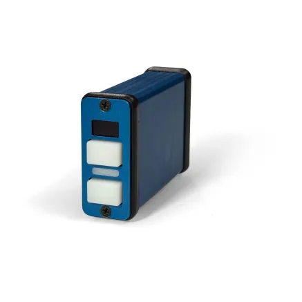 Skaarhoj Micro Fly - Kompakts kontrolpanelis ar OLED displeju un 4 virzienu 