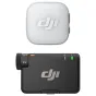 DJI Mic Mini 2 bezvadu mikrofons komplekts ar balto transmitētāju un melno saņēmēju, ar teksturētu rokturi, oranžām indikatora gaismām un zaļu barošanas indikatoru.