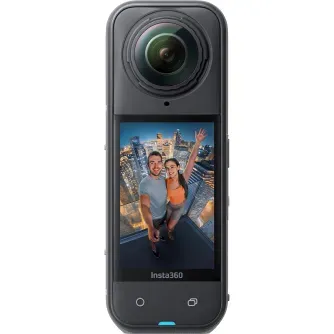 Insta360 X5 8K 360 grādu akcijas kamera priekšējā redzējumā ar darbojošos ekrānu, kurā redzami divi cilvēki pilsētā.