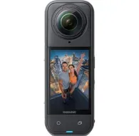 Insta360 X5 8K 360 grādu akcijas kamera priekšējā redzējumā ar darbojošos ekrānu, kurā redzami divi cilvēki pilsētā.Insta360 X5 8K 360 grādu akcijas kamera priekšējā redzējumā ar darbojošos ekrānu, kurā redzami divi cilvēki pilsētā.