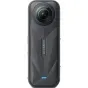 Muguras skats uz melno Insta360 X5 8K 360 grādu akcijas kameru, kurā ir divu lēcu sistēma, teksturēta virsma ar 'Insta360 X5' iegravējumu, indikatora gaisma un iebūvēta skaļruņa režģis, viss uz vienkārša balta fona.