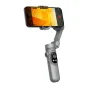 Стабилизатор AOCHUAN X Gimbal с закреплённым смартфоном, демонстрирующий 3-осевую стабилизацию и встроенное освещение для профессиональной видеосъёмки