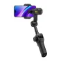 AOČUAN S3 stabilizators ar AI sensoru un montētu viedtālruni, redzams skārienekrāna vadības panelis un izstieptā roka stabilizētai videofilmašanai