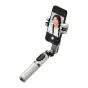 AOČUAN M1 Pro stabilizators ar RGB apgaismojumu, izstiepts līdz pilnai garumam, turēdams viedtālruni videoblogiem un satura veidošanai