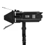Godox S30 profesionāls LED gaismas ierīce ar regulējamiem barndooriem, uz statīva, ar precīzu gaismas stūra kontroli un kompakto dizainu fotografēšanai un videomakām.