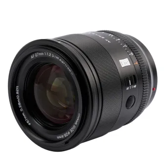 Объектив Viltrox XF 27mm f/1.2 AF PRO для камер Sony E-mount с насадкой, обладающий сверхбыстрой диафрагмой и высоким качеством исполнения.