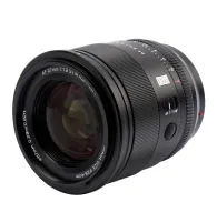 Объектив Viltrox XF 27mm f/1.2 AF PRO для камер Sony E-mount с насадкой, обладающий сверхбыстрой диафрагмой и высоким качеством исполнения.Объектив Viltrox XF 27mm f/1.2 AF PRO для камер Sony E-mount с насадкой, обладающий сверхбыстрой диафрагмой и высоким качеством исполнения.