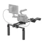 Neewer SR004 universālais plecu statīvs ar DSLR kameru un ārējo monitoru, demonstrējot ergonomiskās rokturus un sliežu sistēmu profesionālai roku filmēšanai