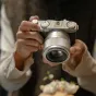 Объектив Viltrox AF 56mm F1.7 Fuji X Silver на камере Fujifilm X-mount, серебристый, подчеркивающий детали дизайна и идеальный для съемки в стиле жизни.