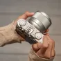 Объектив Viltrox AF 56mm F1.7 Fuji X Silver на камере Fujifilm с креплением X-mount, вид сзади, с элементами управления для портретной и пейзажной съёмки