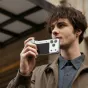 PGYTECH Retrova Grip Kit grafīta melnā krāsā iPhone 17 Pro Max ar fotoaparāta stila pogām, lietots ar teksturētu grip kārtiņu ikdienišķā vidē.