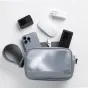 Ulanzi BP15 SeeClear Tech Pouch L 2.6L ar caurspīdīgu TPU materiālu, atvērts skats, kurā redzami sakārtoti tehniskie piederumi, tostarp viedtālrunis, darbības kamera, bezvadu lādētājs un power bank.