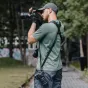 PGYTECH kamera josts Wilderness Green lietošanā ar DSLR kameru, ar ergonomisku pleca segumu un ātru atbrīvošanas dizainu profesionāliem fotogrāfiem.