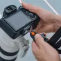 PGYTECH Camera Strap Master Wilderness Green ātra atbrīvošanas plātne, droši piestiprināta pie Sony DSLR kameras aukstās pēdas, ļaujot viegli mainīt aprīkojumu un izturēt 90 kg svaru