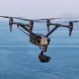 Viltrox AF 90mm F/3.5 DJI DL montūras objektīvs, piestiprināts DJI Inspire 3 X9 8K aerofoto stabilizatoram, profesionālai vidējās teleobjektīva uzņemšanai no gaisa