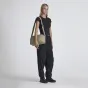 Сумка-слинг URTH Dolomite 8L бежевого цвета с водостойкой и мягким ремнем, стилизованная для удобного ношения и быстрого доступа.