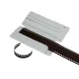 JJC FHC 1 135 filmas galvas griezējs ar atvērtu vāku, kas rāda precīzu filmas griešanas mehānismu un novietojuma štiftus standarta 10 cm vai 4 cm galvas griezumiem