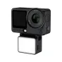JJC LED NANO mini LED gaisma, piestiprināta pie DJI Osmo Action 6 kameras ar magnētisku divvirzienu fiksāciju, uzlabojot video ierakstīšanu vājā apgaismojumā.