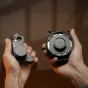 Viltrox NexusFocus F1 S vienmotoru vienība ar adapteri vecu objektīvu autofokusa ieviešanai, redzama motora un adaptera priekšpuse.