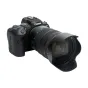 Canon RF 24-70mm f/2.8L IS USM objektīvs ar pievienotu JJC EW 88E objektīva aizmuguri, sānu skats, kas nodrošina labāku blēdu aizsardzību