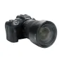 Объектив Canon RF 24-70mm f/2.8L IS USM с колпаком JJC EW 88E, вид сбоку и спереди, корпус камеры с текстурой углеродного волокна
