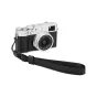 Fujifilma kompaktā kamera ar pievienoto JJC WS 1 Deluxe melno ātrsaskares rokas siksnu, ar regulējamu garumu un izturīgu riņķa dizainu