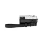 Melna JJC WS 1 Deluxe ātra atbrīvošanas rokas josta, piestiprināta Fujifilm stila kompakta kamerai, ar regulējamu garumu un izturīgu trīsslāņu cilpu dizainu.