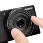 JJC Z ZV1F automātiskais objektīva klāps Sony ZV 1F - tuvināts attēls ar kameru objektīvu, detalizētu fokusa gredzenu un redzamām fokusa garuma atzīmēm