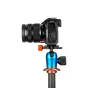 3 Legged Thing OLLIEQD B 90mm Arca-Svīšu L kārba OM System OM-1 kamerai, uzstādīta uz zila trijkāja galvas ar oranžu ātri atbrīvojošu pogu, augšupjēls