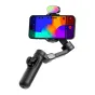 AOČUAN X Pro stabilizators ar viedtālruni, kura ekrānā redzama krāsaina abstrakta attēla, ar RGB apgaismojumu un kontroles rokturi gludai video stabilizācijai
