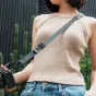 Falcam Maglink Quick Magnetic Buckle Shoulder Strap Lite V2 melnā krāsā, ar gludu ādu un izturīgu Dyneema jostu, nodrošinot vieglu piekļuvi kamerai un komfortu ārpusē.