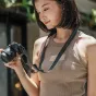 Плечевой ремень Falcam Maglink Quick Magnetic Buckle Shoulder Strap Lite V2 черного цвета в использовании с DSLR-камерой для быстрого доступа и комфорта.