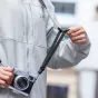 Плечевой ремень Falcam Maglink Quick Magnetic Buckle Shoulder Strap Lite V2 в действии с ретро-камерой, демонстрирующий магнитный быстросъемный зажим и комфортный кожаный дизайн.
