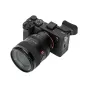 Беззеркальная камера Sony A7C II с широкоугольным зум-объективом, вид сбоку на верхние элементы управления и рукоятку для фотографов