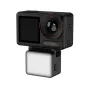 JJC LED OA Mini LED gaisma ar magnētisku piestiprinājumu DJI Osmo Action 5 Pro/4/3, priekšējais skats ar USB-C portu un izkliedētu paneli