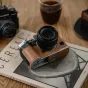 PGYTECH ādas čaula Fujifilm X100VI kamerai pelēkbrūnajā krāsā ar rokas šūtu Itālijas MASTROTTO ādu, precīzi izgriezumiem pogām un mikrofonam, un alumīnija pamatni aizsardzībai un statīva saderībai.