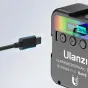 Ulanzi Mini Pocket 49 RGB видео-свет с подключенным USB-C кабелем, отображающий на цифровом интерфейсе регулируемую цветовую температуру и яркость.