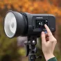 Вспышка Westcott FJ250 с сенсорным экраном, установленная на штатив, с включенным уровнем мощности 4.5 для профессиональной фотосъемки