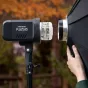 Вспышка Westcott FJ250 с сенсорным экраном и софтбоксом, установленная на штативе для фотосъемки на улице