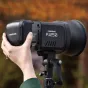 Вспышка Westcott FJ250 с сенсорным OLED-дисплеем и креплением Bowens, установленная на прочной штативной руке для студийного или выездного освещения