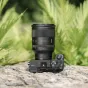 Viltrox AF 35mm F1.2 LAB objekts Sony E-mount kamerām, ar pievienoto objektīva vāciņu, izcilu apertūru un asu optiku profesionālajā kamerā.