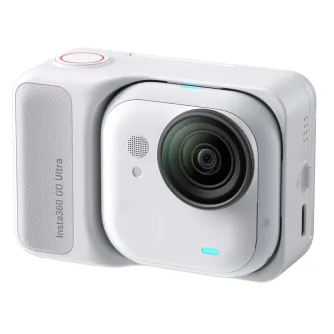 Insta360 GO Ultra akcijas kamera baltā krāsā, sānu skats, izceļot lielo 1/1.28 sensoru un magnētisko montāžas sistēmu.