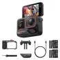 Insta360 Ace Pro 2 darbības kamera ar pievienotu telefonu pie flip ekrāna, pilns dubultbateriju Xplorer komplekts, kurā iekļauti aksesuāri kā vēja aizsargs, mikrofonu vāciņš, baterijas, USB-C kabelis un Xplorer Pro Grip Kit tumš