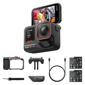 Insta360 Ace Pro 2 darbības kamera ar pievienotu telefonu pie flip ekrāna, pilns dubultbateriju Xplorer komplekts, kurā iekļauti aksesuāri kā vēja aizsargs, mikrofonu vāciņš, baterijas, USB-C kabelis un Xplorer Pro Grip Kit tumš